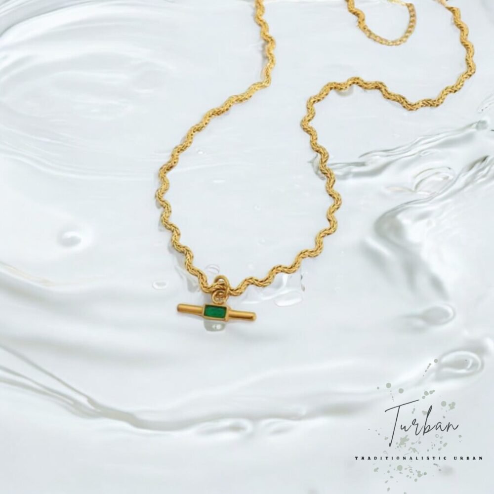 Green Wavy Chain Gemstone Pendant