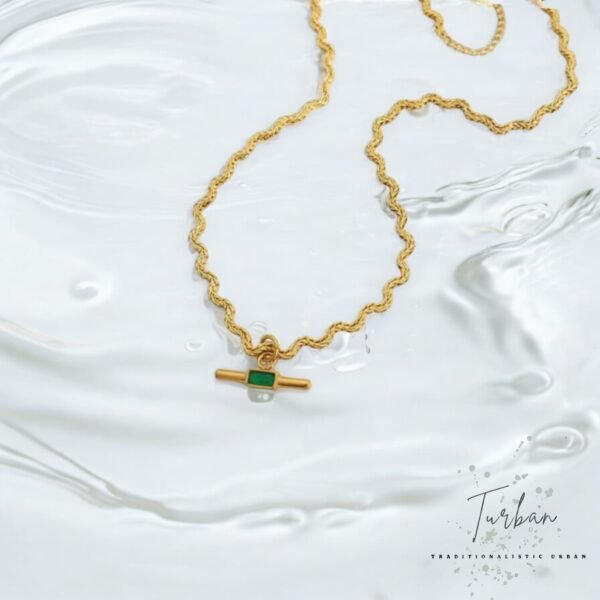 Green Wavy Chain Gemstone Pendant
